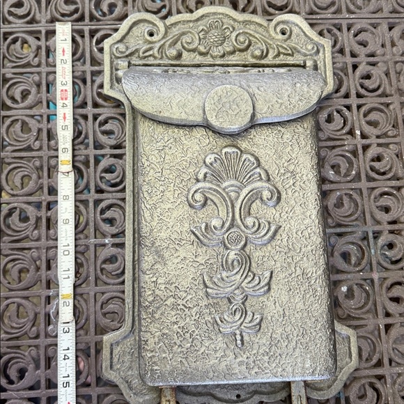Vintage Cast Iron Mailbox Ornate Wall-Mounted. Pre-owned - Picture 2 of 10